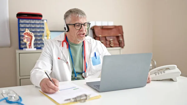 Orta Yaşlı Kır Saçlı Doktor Klinikte Online Tıbbi Danışmanlık Yapıyor — Stok fotoğraf
