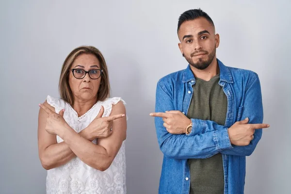 Hispanic Mor Och Son Står Tillsammans Pekar Båda Sidor Med — Stockfoto