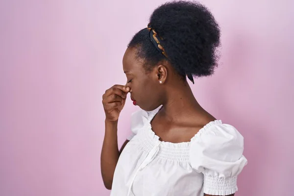 Африканська Жінка Кучерявим Волоссям Стоїть Над Рожевим Фоном Стомлена Від — стокове фото