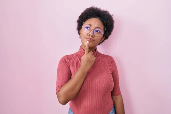 Mooie Afrikaanse Vrouw Met Krullend Haar Staan Roze Achtergrond Denken — Stockfoto