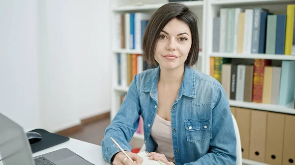 Młody Kaukaski Kobieta Student Pomocą Laptop Pisanie Notatnik Uniwersytecki Klasa — Zdjęcie stockowe