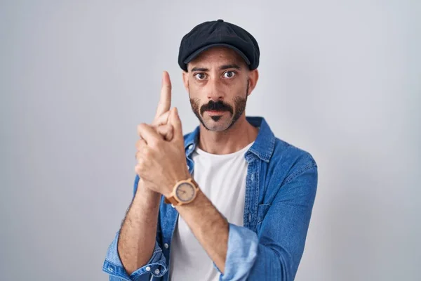 Hispanic Man Beard Standing Isolated Background Holding Symbolic Gun Hand — Stock Photo, Image