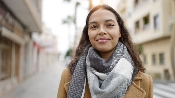 Jonge Mooie Spaanse Vrouw Glimlachend Vol Vertrouwen Straat — Stockfoto