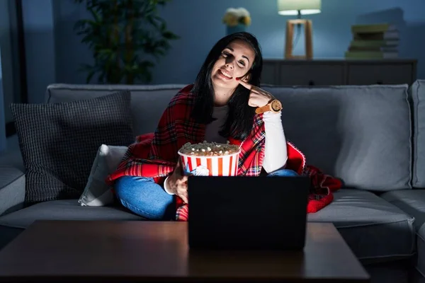 Mulher Hispânica Comendo Pipocas Assistindo Filme Sofá Sorrindo Alegre Mostrando — Fotografia de Stock