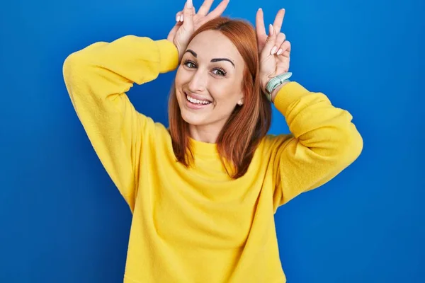 Young Woman Standing Blue Background Posing Funny Crazy Fingers Head — Fotografia de Stock
