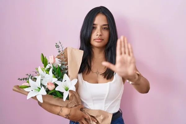 Bruneta Drží Kytici Bílých Květin Přestává Zpívat Dlaní Ruky Varovný — Stock fotografie