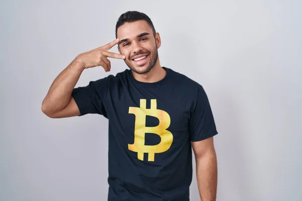 Joven Hombre Hispano Vistiendo Camiseta Bitcoin Haciendo Símbolo Paz Con —  Fotos de Stock