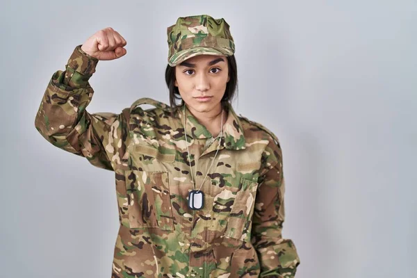 Jonge Zuid Aziatische Vrouw Draagt Camouflage Leger Uniform Sterke Persoon — Stockfoto
