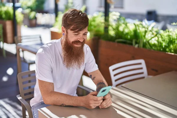 Jovem Ruivo Usando Smartphone Sentado Mesa Terraço Cafetaria — Fotografia de Stock