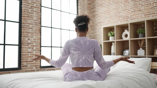 Femme Afro Américaine Faisant Exercice Yoga Assis Sur Lit Dans — Photo
