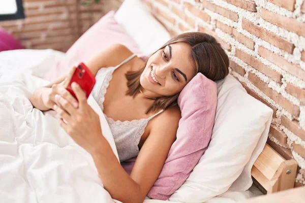 Ung Vacker Latinamerikansk Kvinna Med Smartphone Liggande Sängen Sovrummet — Stockfoto