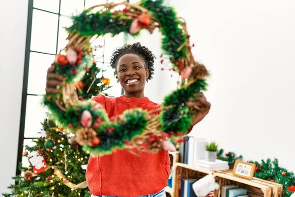 Africano Americano Mulher Sorrindo Confiante Segurando Natal Grinaldas Decoração Casa — Fotografia de Stock