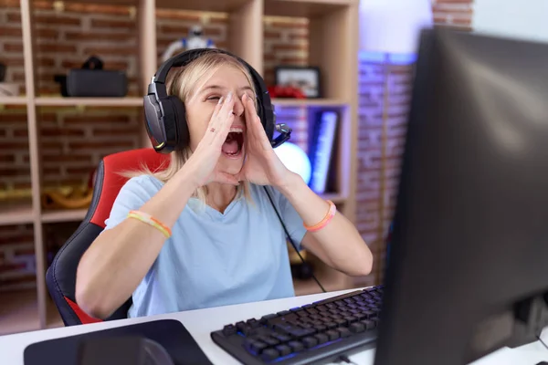 Νεαρή Καυκάσια Γυναίκα Που Παίζει Βιντεοπαιχνίδια Φορώντας Ακουστικά Φωνάζοντας Θυμωμένη — Φωτογραφία Αρχείου