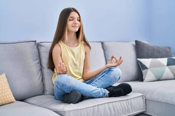 Liebenswertes Mädchen Macht Yoga Übungen Sitzend Auf Dem Sofa Hause — Stockfoto