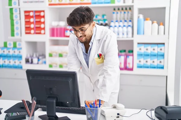 Mladý Arabský Muž Lékárník Pomocí Počítače Pracuje Lékárně — Stock fotografie