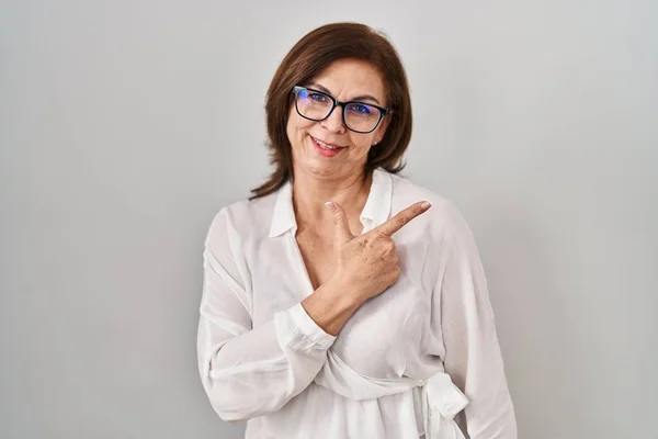 Middle Age Hispanic Woman Standing Isolated Background Cheerful Smile Face — Stock Photo, Image