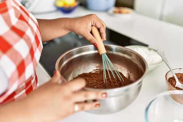 Mulher Morena Hispânica Preparando Bolo Chocolate Cozinha — Fotografia de Stock