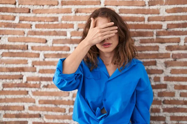 Beautiful Brunette Woman Standing Bricks Wall Covering Eyes Hand Looking — Stock Photo, Image