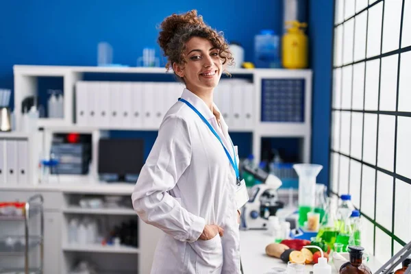 Young Hispanic Woman Scientist Smiling Confident Standing Laboratory — Stock Photo, Image