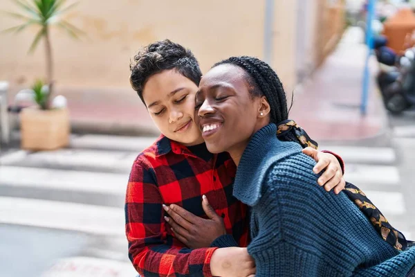 Αφροαμερικανή Μητέρα Και Γιος Χαμογελούν Αυτοπεποίθηση Αγκαλιάζοντας Ένας Τον Άλλον — Φωτογραφία Αρχείου