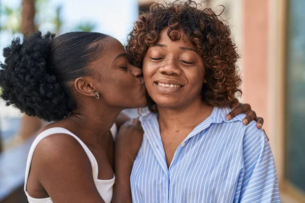 Αφροαμερικάνα Μητέρα Και Κόρη Αγκαλιάζονται Φιλιούνται Στο Δρόμο — Φωτογραφία Αρχείου