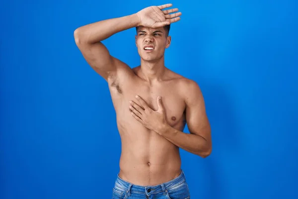 Joven Hombre Hispano Pie Sin Camisa Sobre Fondo Azul Tocando —  Fotos de Stock