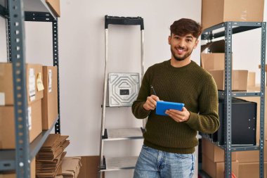 Genç Arap ekommenans işçisi ofisteki dokunmatik dokuyu kullanıyor.