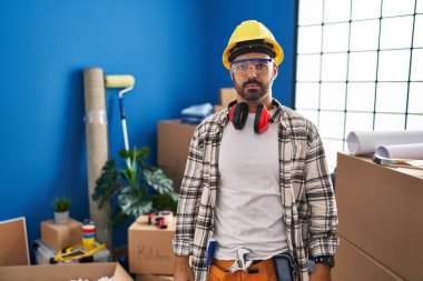 Evde çalışan sakallı genç İspanyol adam uykulu ve yorgun görünüyor, yorgunluktan yorgun ve akşamdan kalma, sabahları tembel gözler.. 