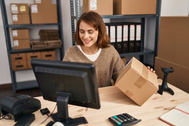 Genç Kafkas kadın ecommerce iş çalışanı ofiste tarama paketi