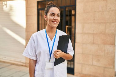 Güzel İspanyol kadın fizyoterapist gülümsüyor.