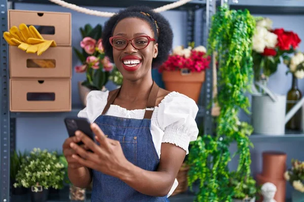 Afro Americana Florista Sorrindo Confiante Usando Smartphone Loja Florista — Fotografia de Stock