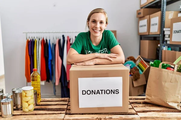 Gönüllü Üniforma Giyen Beyaz Bir Kadın Hayır Kurumunda Çalışan Bağış — Stok fotoğraf