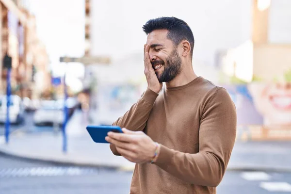 Молодий Іспаномовний Чоловік Посміхається Впевнено Використовуючи Смартфон Вулиці — стокове фото
