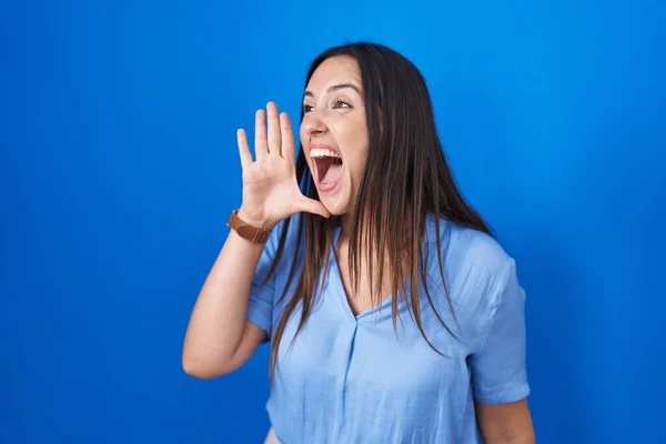 Young Brunette Woman Standing Blue Background Shouting Screaming Loud Side — ストック写真