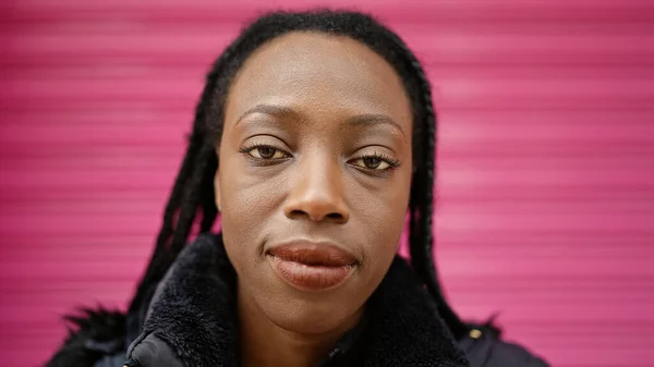 Afričanky Americká Žena Stojící Vážným Výrazem Přes Izolované Růžové Metalické — Stock fotografie