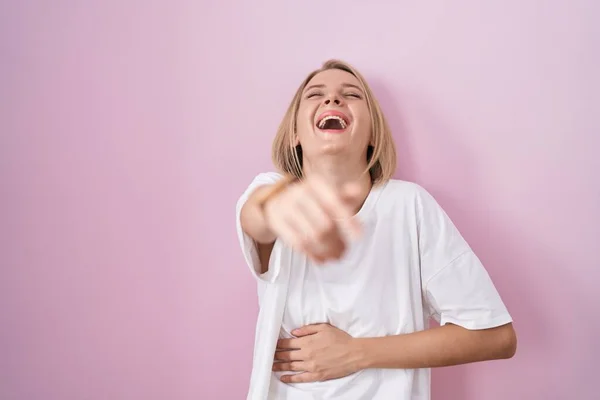 Young Caucasian Woman Standing Pink Background Laughing You Pointing Finger — Stock Photo, Image