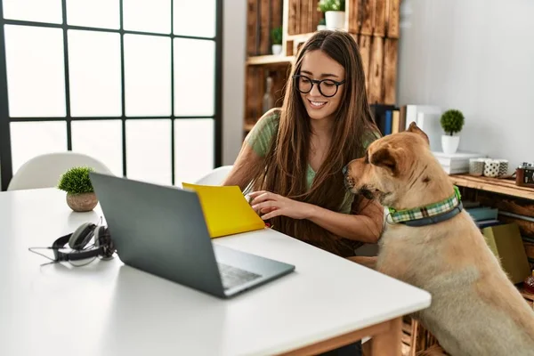 Genç Spanyol Kadın Dizüstü Bilgisayar Kullanıyor Kitap Yazıyor Evde Köpekle — Stok fotoğraf