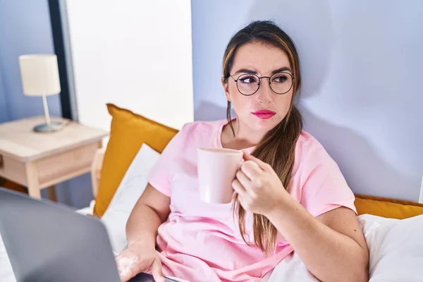 Young Beautiful Hispanic Woman Using Laptop Drinking Coffee Bedroom — Stockfoto
