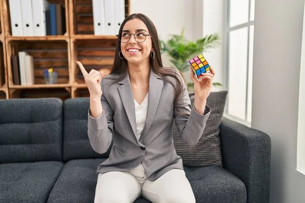 Hispánská Žena Hraje Barevné Puzzle Kostka Inteligence Hra Úsměvem Šťastný — Stock fotografie