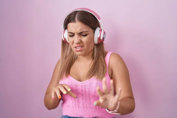 Mladá Blondýnka Poslouchající Hudbu Pomocí Sluchátek Znechucený Výraz Nespokojenost Strach — Stock fotografie