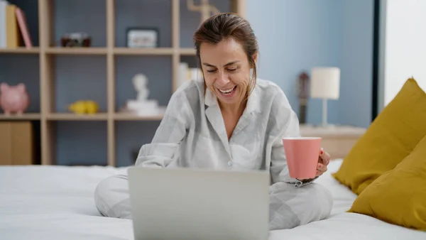 Середнього Віку Його Жінка Використовує Ноутбук Каву Сидячи Ліжку Спальні — стокове фото
