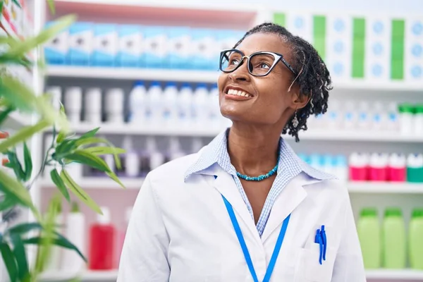 Medelålders Afrikansk Amerikansk Kvinna Farmaceut Ler Säker Stående Apotek — Stockfoto