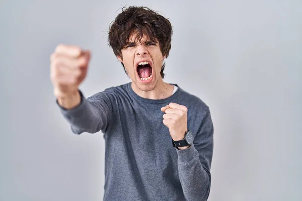 Zole Edilmiş Arka Planda Öfkeli Kızgın Duran Genç Adam Öfkeyle — Stok fotoğraf
