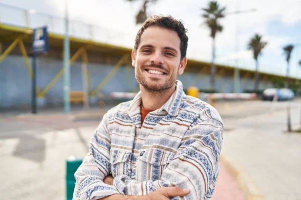 Jovem Hispânico Sorrindo Confiante Com Braços Cruzados Gesto Rua — Fotografia de Stock