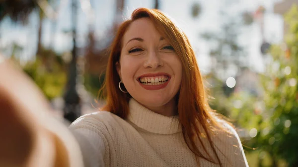 Joven Pelirroja Sonriendo Confiada Hacer Selfie Por Cámara Parque — Foto de Stock