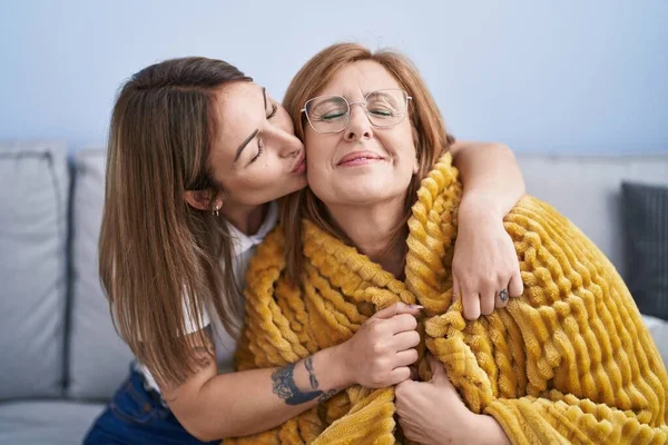 Mama Córka Przytulają Się Całują Siedząc Kanapie Domu — Zdjęcie stockowe