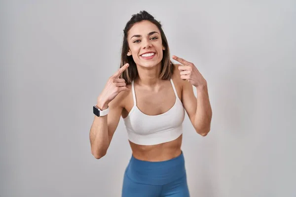 Spaanse Vrouw Draagt Sportkleding Geïsoleerde Achtergrond Glimlachend Vrolijk Tonen Wijzen — Stockfoto