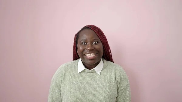 Mujer Africana Con Cabello Trenzado Sonriendo Confiada Sobre Fondo Rosa —  Fotos de Stock