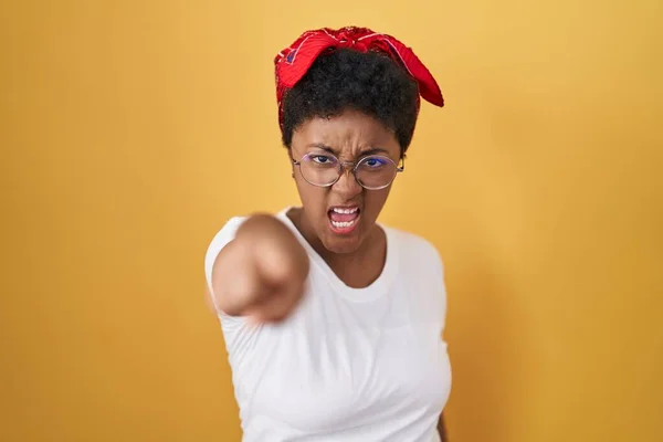 Genç Afrikalı Amerikalı Kadın Sarı Arka Planda Dikiliyor Kameraya Kızgın — Stok fotoğraf