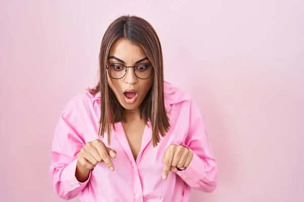 Young Hispanic Woman Wearing Glasses Standing Pink Background Pointing Fingers — Stock Photo, Image